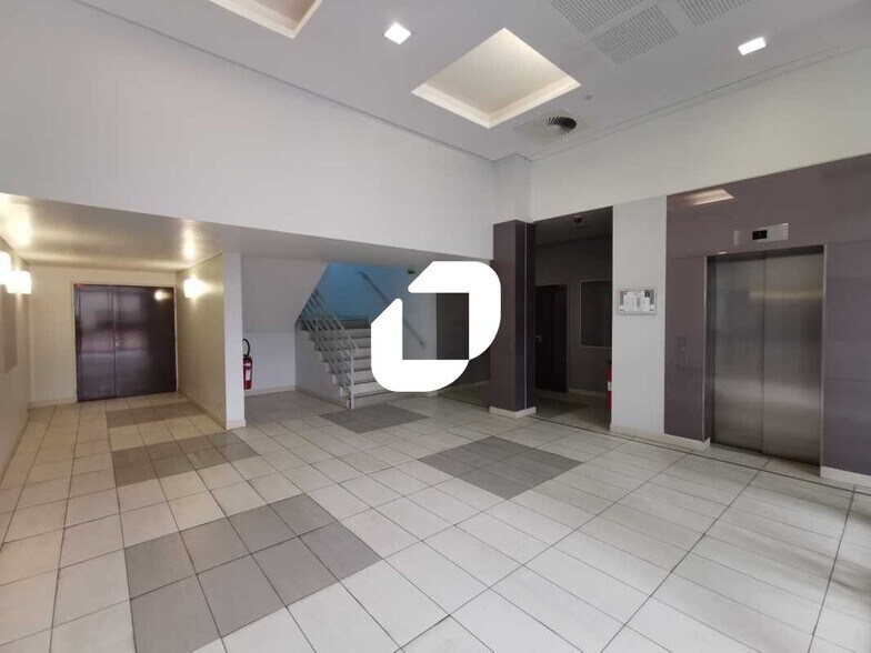 1 Rue Jacques Rueff, Antony to rent - Lobby - Image 3 of 16