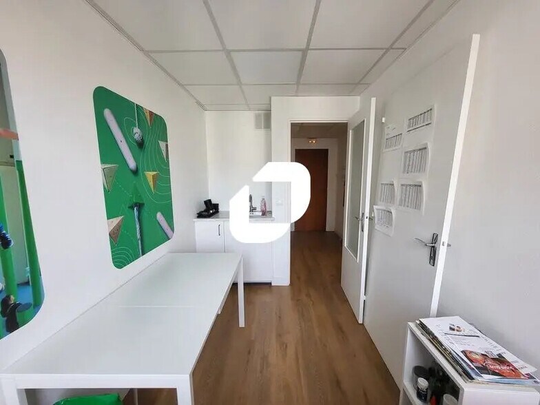 Office in Versailles to rent - Interior Photo - Image 1 of 8