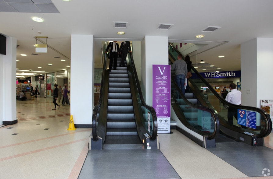 Victoria Centre, Harrogate to rent - Interior Photo - Image 3 of 10