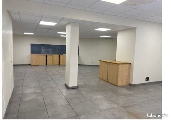 Retail in Lyon to rent Interior Photo- Image 1 of 6