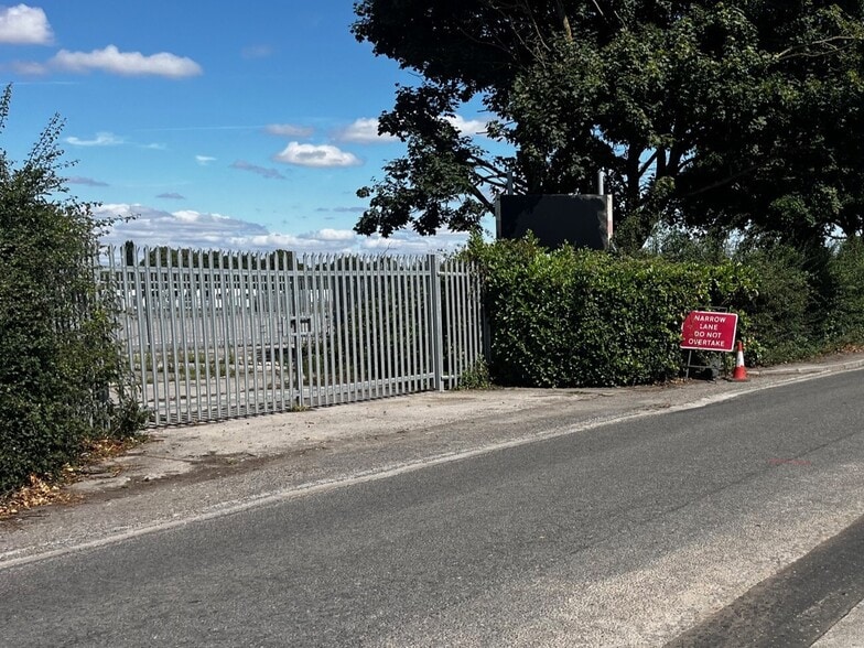 3/3A Quartermaster Road, Westbury to rent - Building Photo - Image 3 of 3