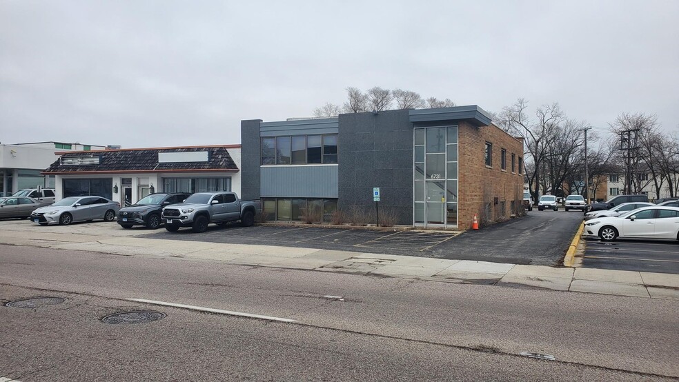 6731 N Lincoln Ave, Lincolnwood, IL for sale - Building Photo - Image 2 of 11