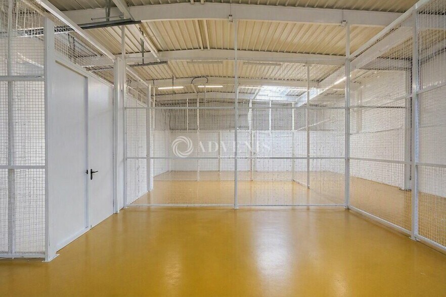 Light Industrial in Roissy En France to rent - Interior Photo - Image 1 of 10