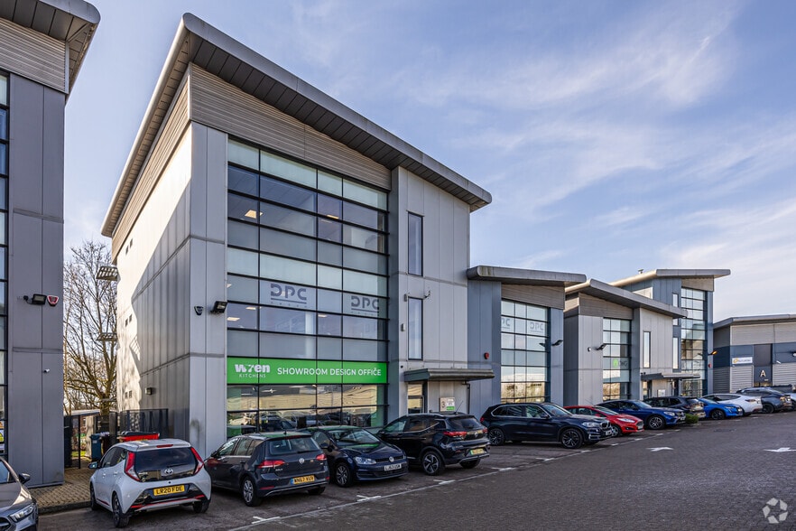 Whittle Way, Stevenage for sale - Primary Photo - Image 1 of 2