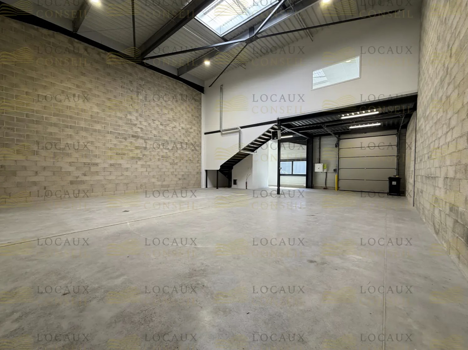 Light Industrial in Bussy-Saint-Georges to rent Interior Photo- Image 1 of 7