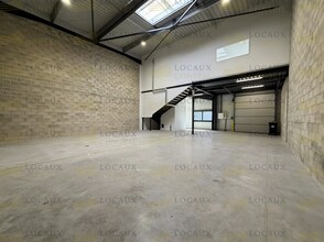 Light Industrial in Bussy-Saint-Georges to rent Interior Photo- Image 1 of 7