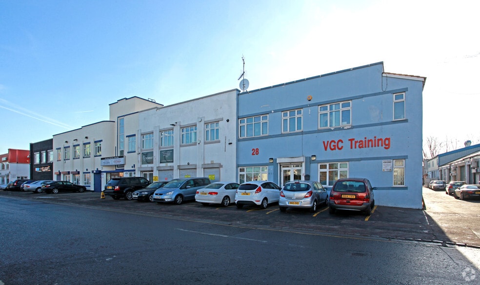 Wadsworth Rd, Greenford to rent - Primary Photo - Image 1 of 2