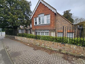 High St, Uxbridge for rent Building Photo- Image 1 of 5