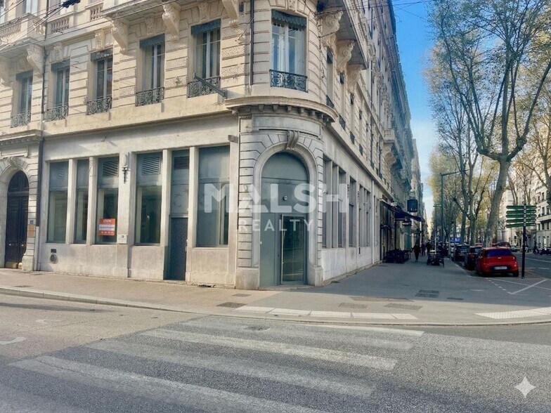 Retail in Lyon to rent - Building Photo - Image 1 of 15
