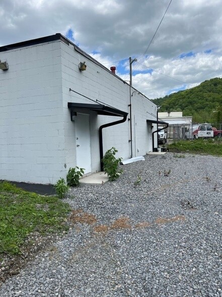 504 Main Ave, Logan, WV for rent - Building Photo - Image 2 of 9