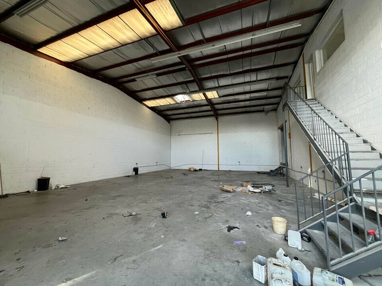 Light Industrial in Quincy-Voisins to rent - Interior Photo - Image 1 of 7