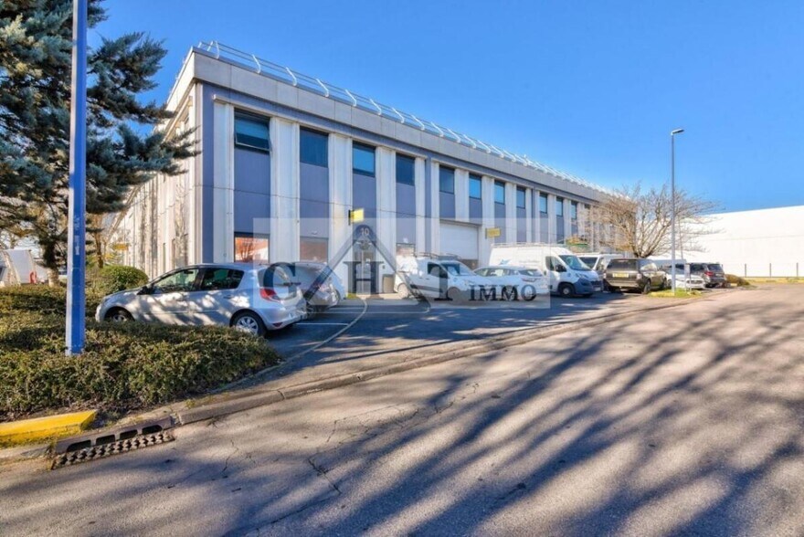 Office in Aulnay-sous-Bois to rent - Building Photo - Image 1 of 6