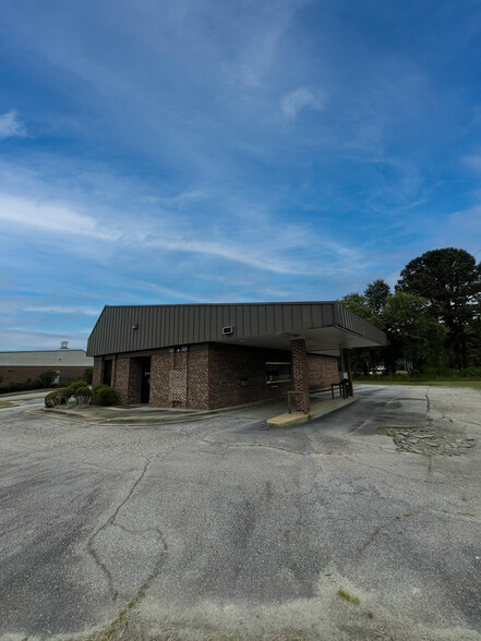 142 Bickett Blvd, Louisburg, NC for rent - Building Photo - Image 3 of 3