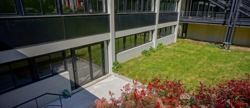 Office in Les Ulis to rent - Building Photo - Image 1 of 5