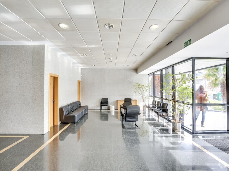 Calle Carpinteros, 8, Villaviciosa de Odón, Madrid to rent - Building Photo - Image 2 of 7