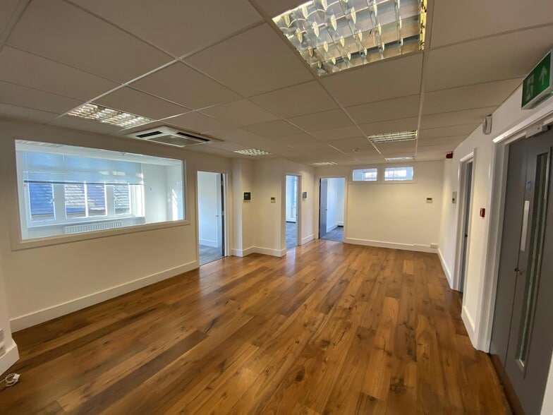 18-20 George St, Richmond to rent - Building Photo - Image 2 of 8