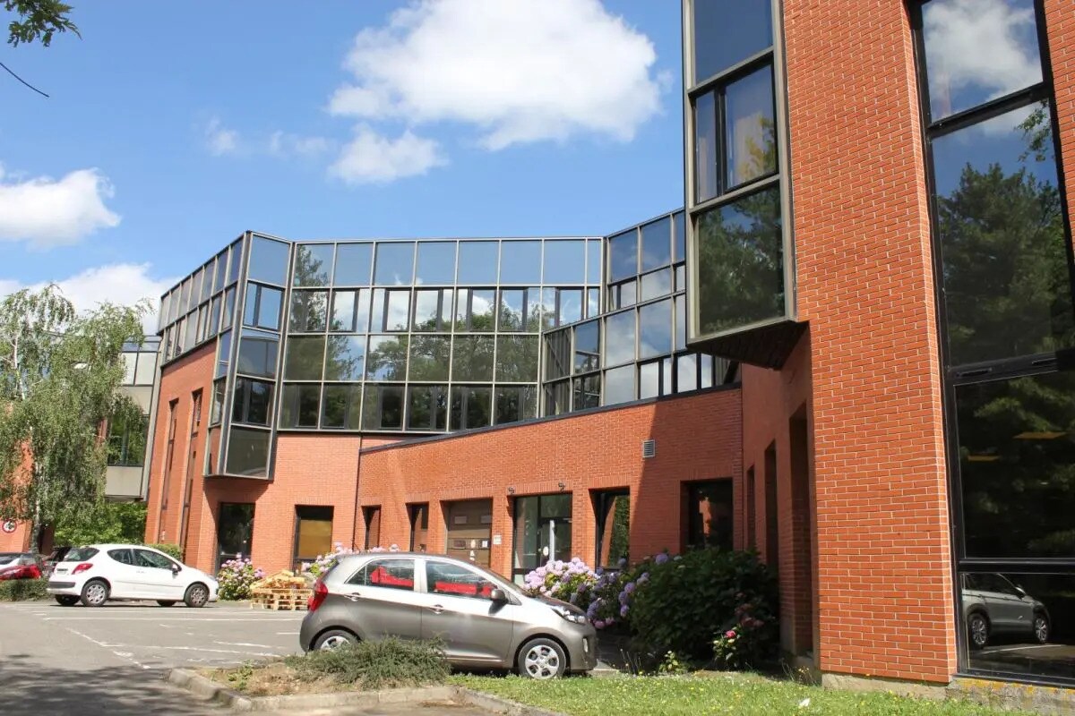Office in Montigny-le-Bretonneux to rent Building Photo- Image 1 of 7