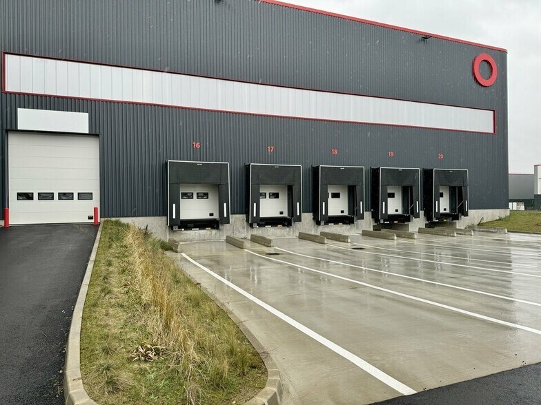 Industrial in ROISSY-EN-FRANCE to rent - Building Photo - Image 2 of 12