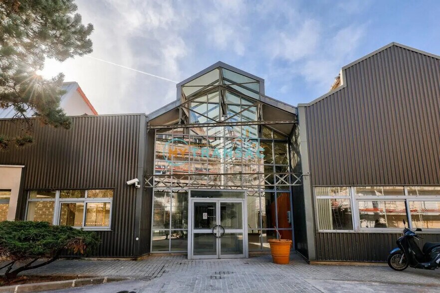 Light Industrial in Malakoff to rent - Building Photo - Image 1 of 20