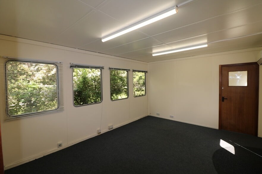 Unit 24 Old Maltings Industrial Estate, Wickford to rent - Interior Photo - Image 3 of 4