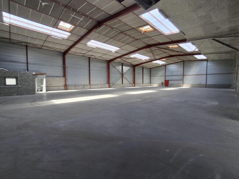 Light Industrial in Meyzieu for sale - Building Photo - Image 3 of 7