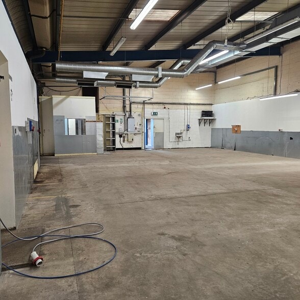 5 Crompton Rd, Glenrothes to rent - Building Photo - Image 2 of 12