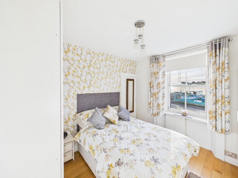 37 Wharf St, Montrose for sale - Interior Photo - Image 3 of 13