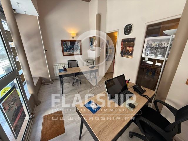 Retail in Paris to rent - Interior Photo - Image 2 of 6