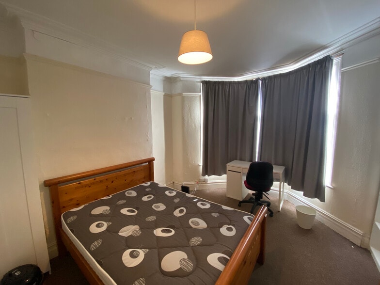 278-282 Gloucester Road portfolio of 3 properties for sale on LoopNet.co.uk - Building Photo - Image 3 of 17