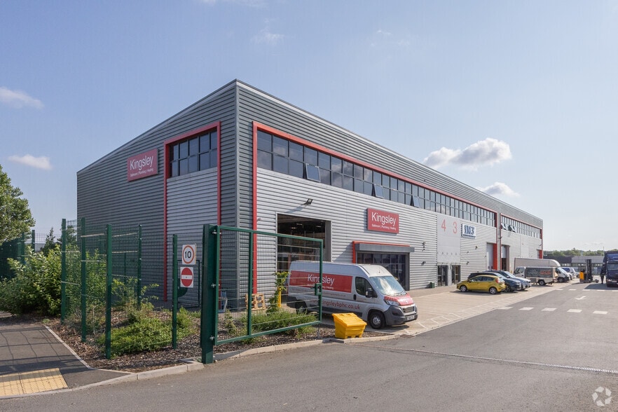 Deer Park Rd, Northampton to rent - Building Photo - Image 2 of 3