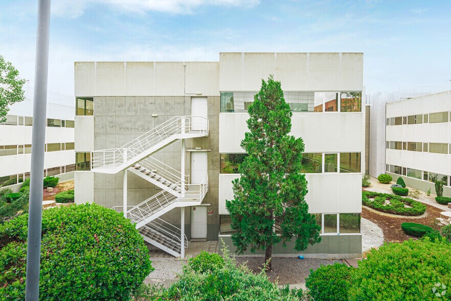 Ronda Poniente, 2, Tres Cantos, Madrid to rent - Building Photo - Image 3 of 5