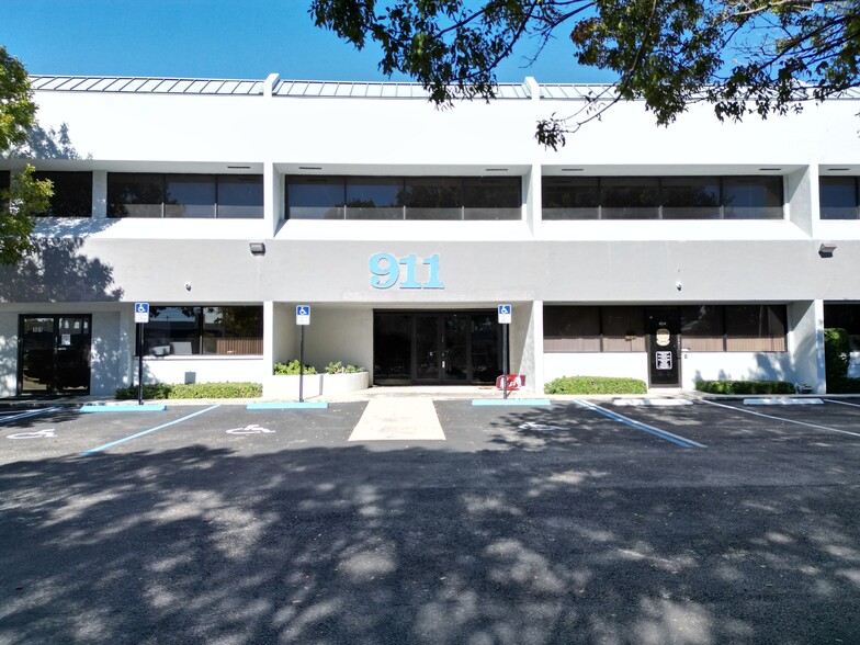 911 E Atlantic Blvd, Pompano Beach, FL for rent - Building Photo - Image 1 of 9