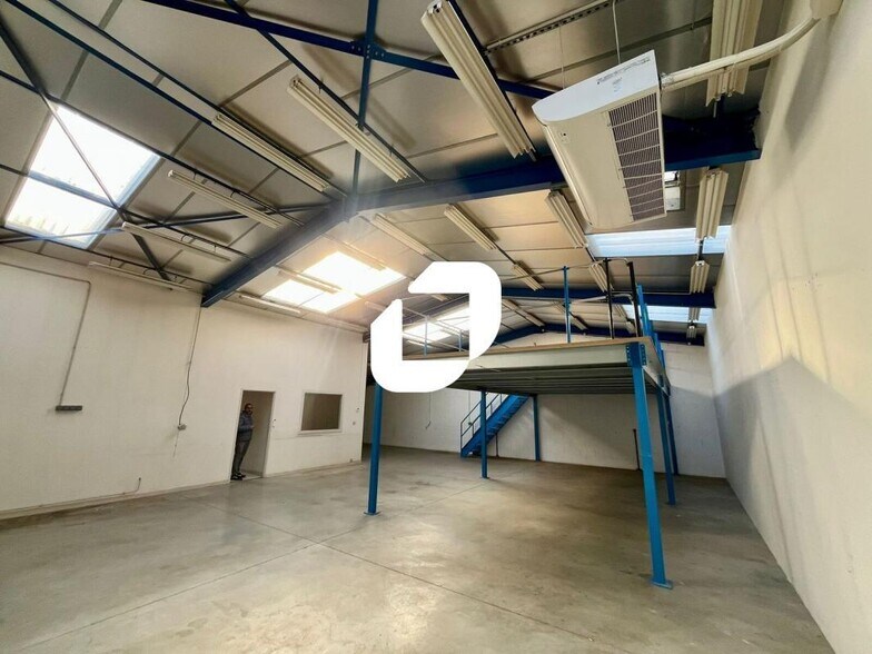 Light Industrial in Colombier-Saugnieu to rent - Interior Photo - Image 3 of 10