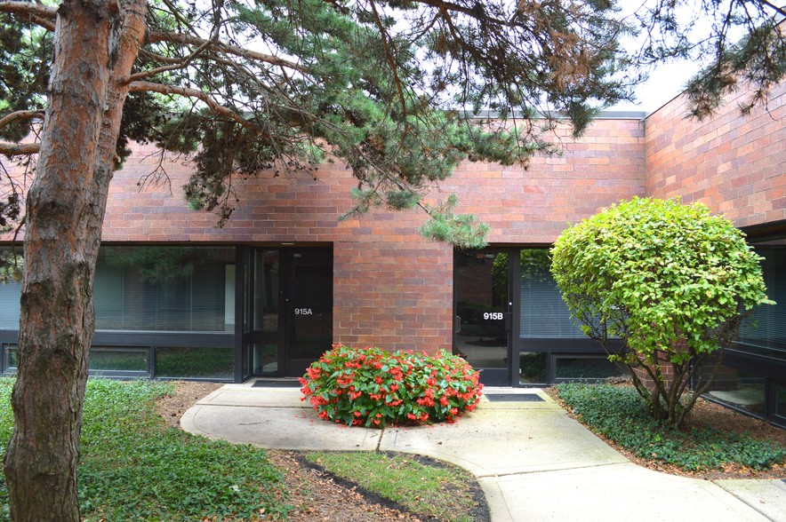 915 N Plum Grove Rd, Schaumburg, IL for rent - Building Photo - Image 1 of 17