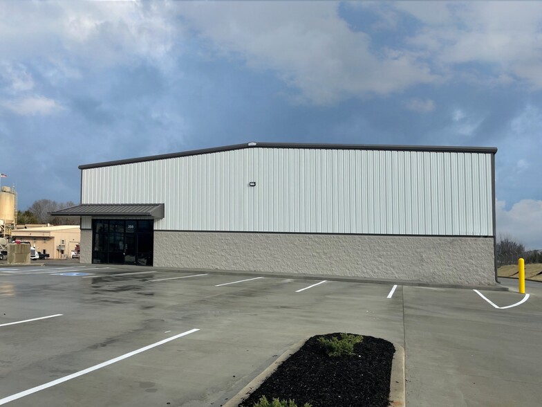 255 Needmore Rd, Clarksville, TN for rent - Building Photo - Image 1 of 15