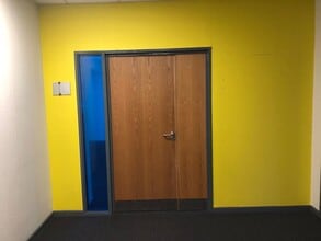 Huddersfield Rd, Oldham to rent Interior Photo- Image 1 of 5