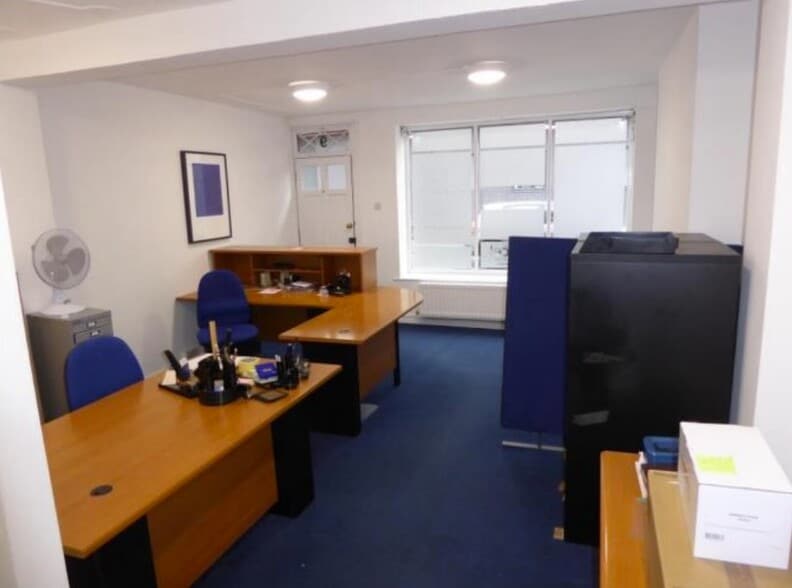 9 Carlton Pl, Southampton for sale - Interior Photo - Image 3 of 5