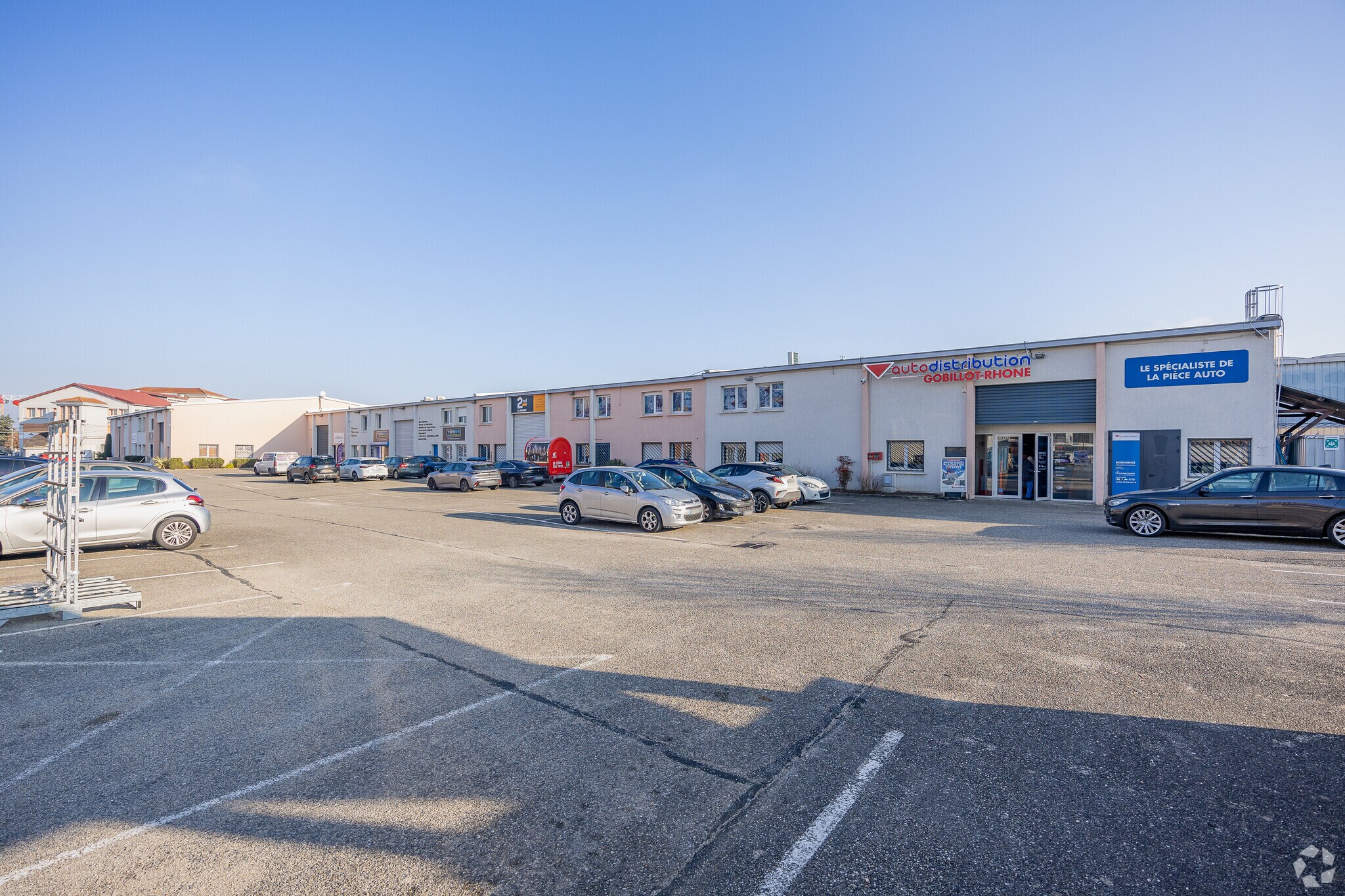 Light Industrial in Décines-Charpieu to rent Building Photo- Image 1 of 10