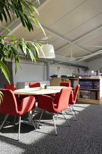 57 Rue Pierre Brossolette, Courbevoie to rent - Interior Photo - Image 3 of 8