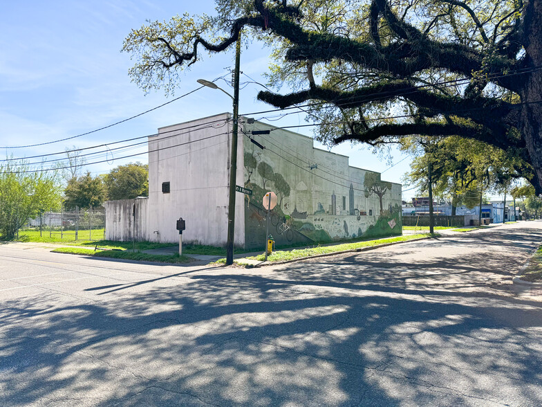 561 Saint Francis St, Mobile, AL for rent - Building Photo - Image 1 of 12