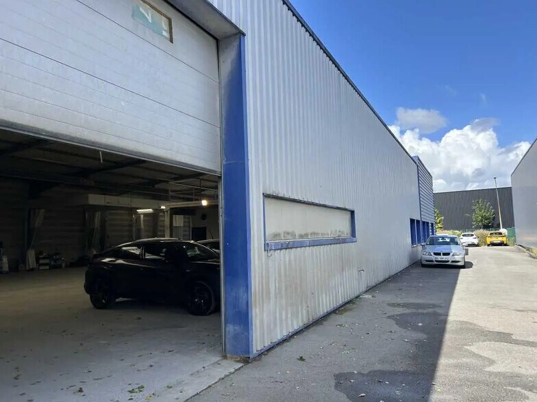 7 Avenue Louis Renault, Saint-Herblain to rent - Building Photo - Image 2 of 16