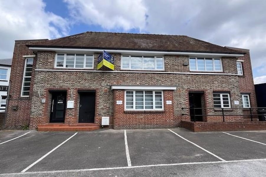 3 Parkstone Rd, Poole to rent Primary Photo- Image 1 of 3