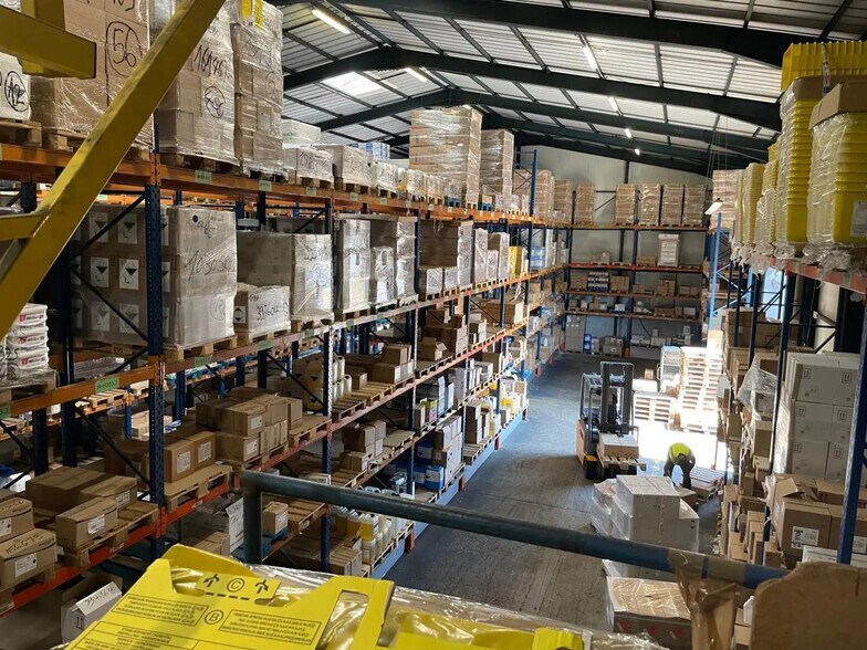 Office in Villeneuve-la-Garenne to rent - Building Photo - Image 2 of 8