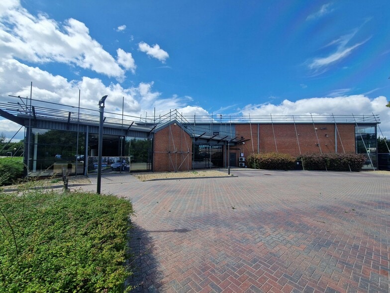 Compass Rd, Portsmouth to rent - Building Photo - Image 2 of 9