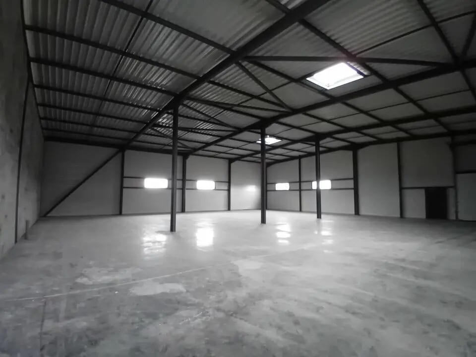 Location Commerce 182 m² à 940 m² - Photo 1