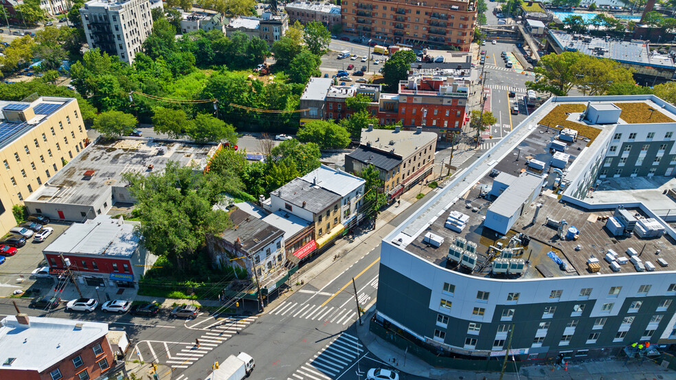 Victory Blvd portfolio of 2 properties for sale on LoopNet.co.uk - Building Photo - Image 3 of 6