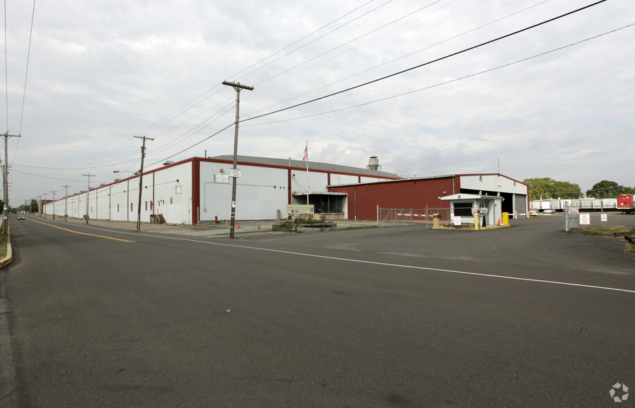 2207 Radcliffe St, Bristol, PA for sale - Primary Photo - Image 1 of 1