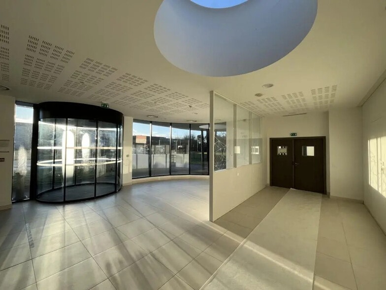 Industrial in Élancourt to rent - Interior Photo - Image 2 of 11