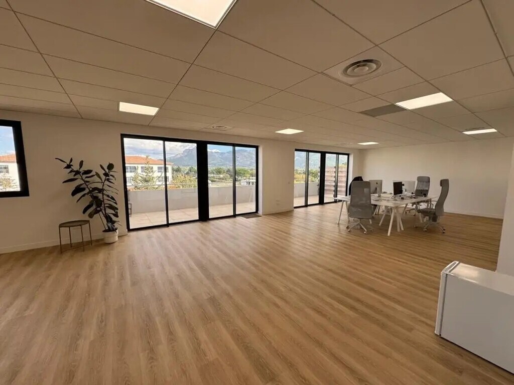Location Bureaux 104 m² - Photo 1
