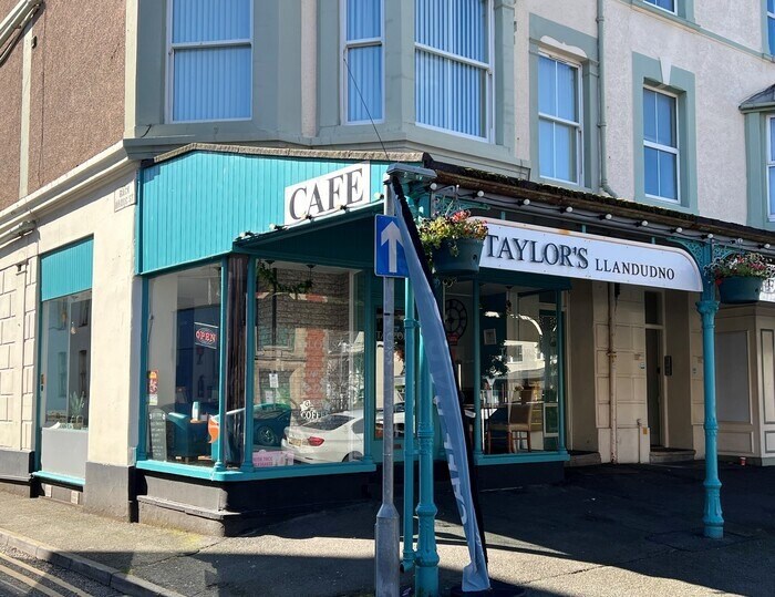 19 Lloyd St, Llandudno for sale Primary Photo- Image 1 of 1